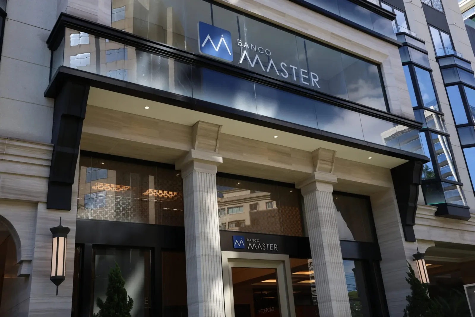 Perícia identifica assinaturas digitais posteriores em documentos do Banco Master