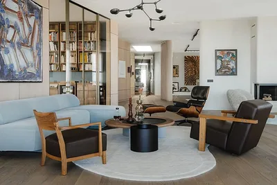 Penthouse na Romênia transforma portas e divisórias em parte da coleção