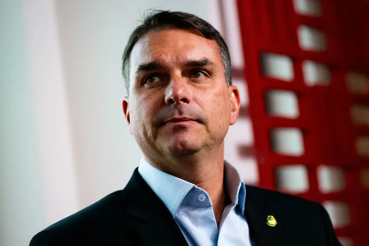 Mensagens mostram tentativas de Flávio Bolsonaro de falar com Vorcaro antes da prisão