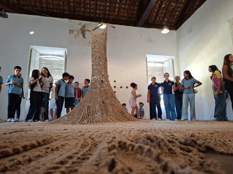 Obras têxteis e performance ocupam centro cultural no Agreste pernambucano