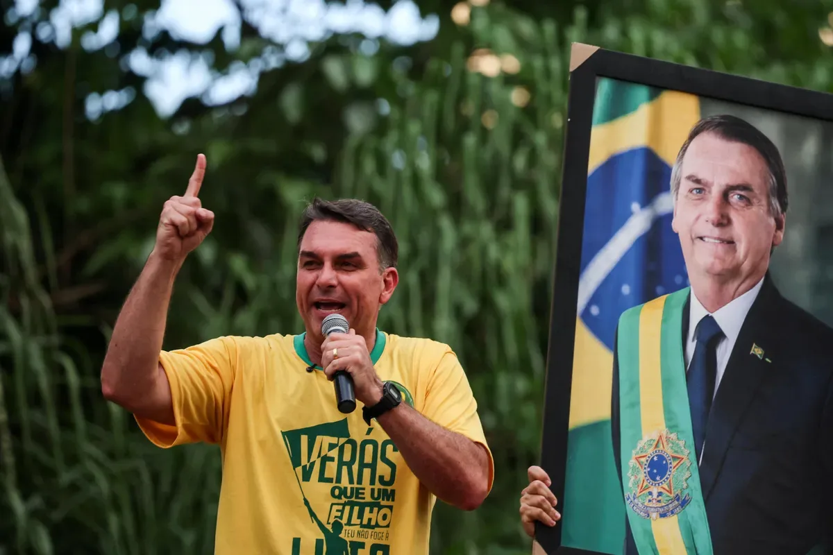 Flávio Bolsonaro mantém presença em debate da Globo sem Lula