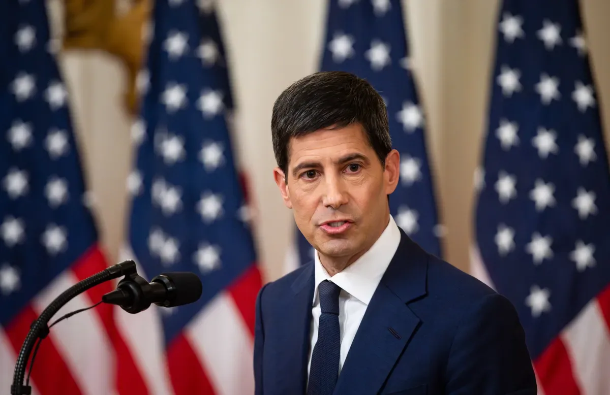 Fed eleva juros em meio à inflação e Warsh evita falar sobre Trump