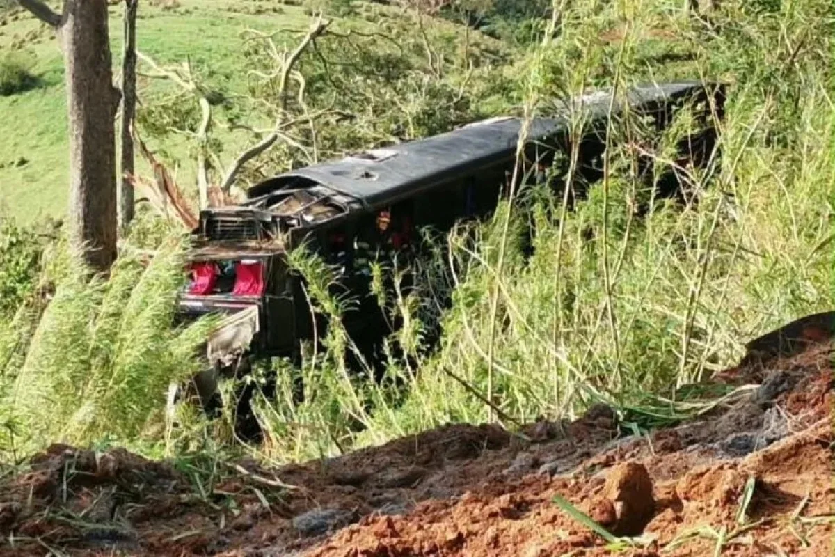Resgate atende vítimas após ônibus sair da SP-052 em Cruzeiro
