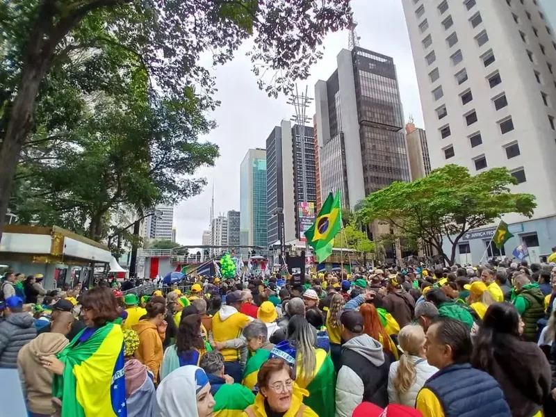 Ato na Avenida Paulista reúne Flávio Bolsonaro e aliados da direita