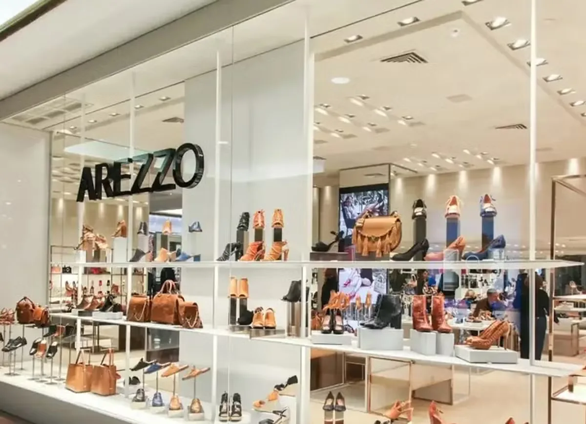 Azzas entra em observação negativa após piora operacional e plano de cisão