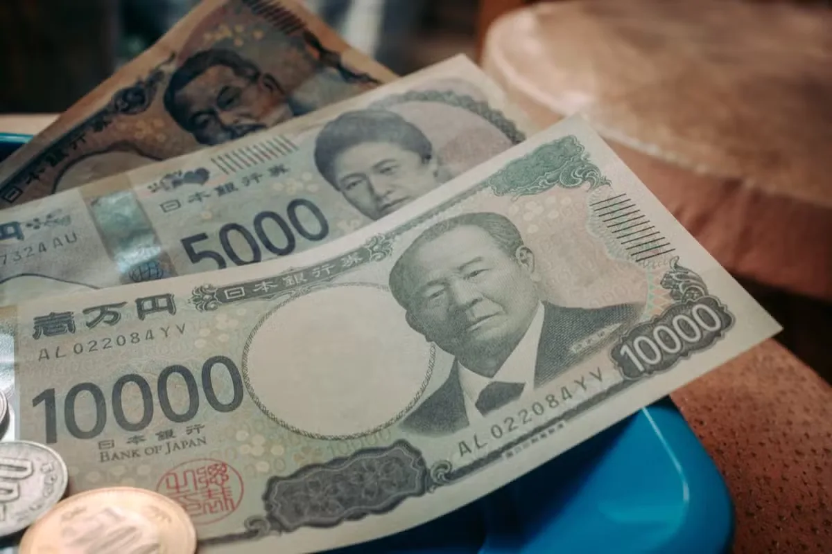 Iene avança ao maior nível em sete meses diante do dólar