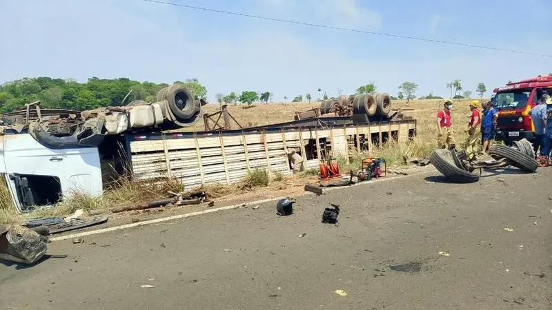 Resgate mobiliza bombeiros após acidente com gado na GO-244, em Porangatu
