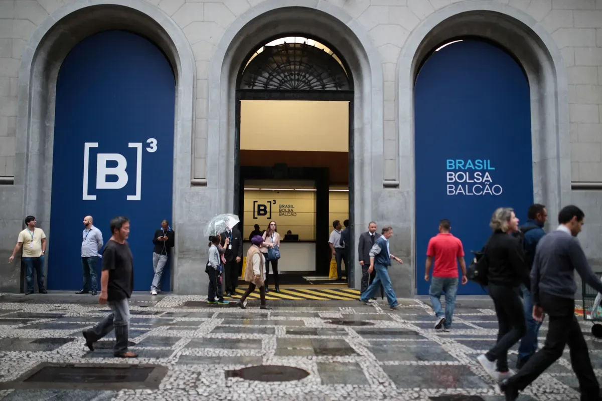 Ibovespa fecha em alta antes do primeiro turno, apesar de pressão no mercado local