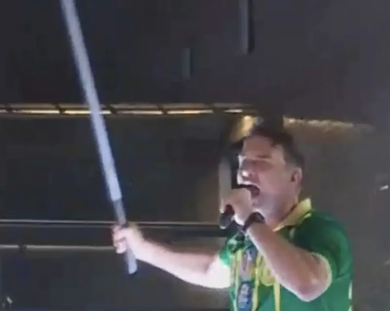 Flávio Bolsonaro defende castração química em comício no Recife