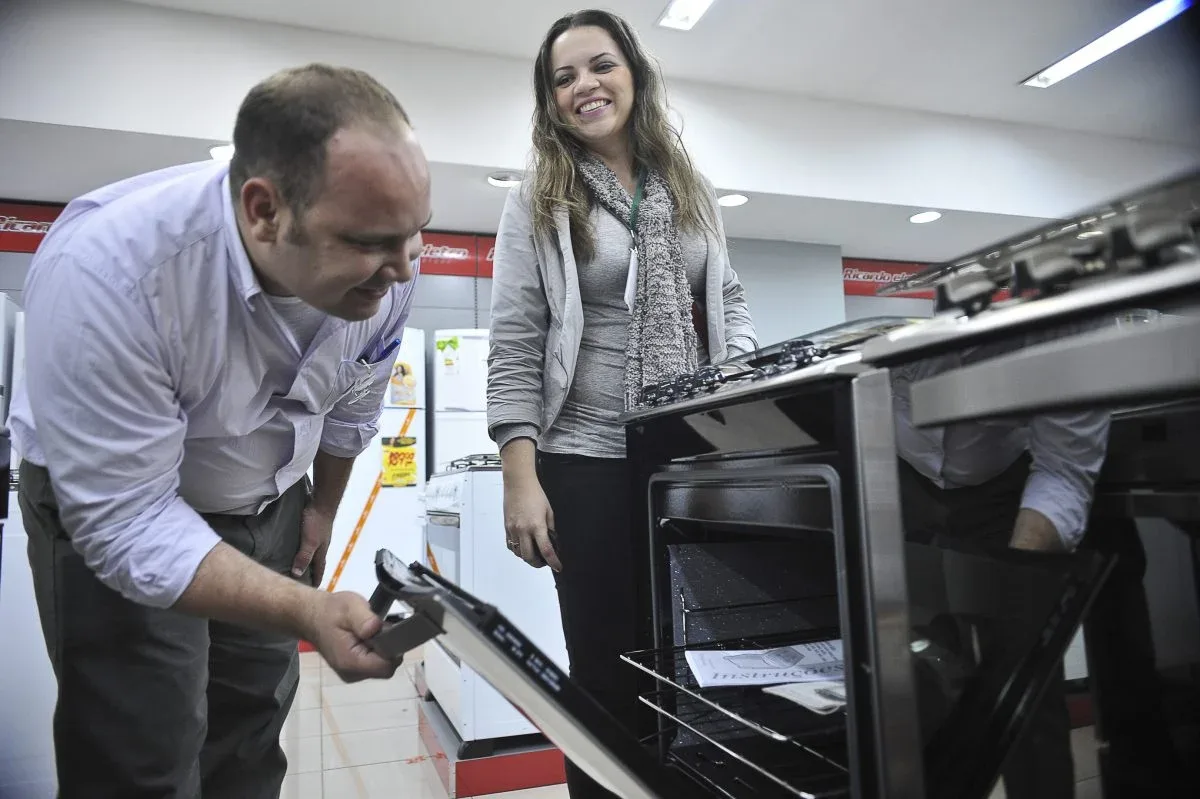 Disputa apertada pode segurar compras e tirar até R$ 62 bilhões do varejo