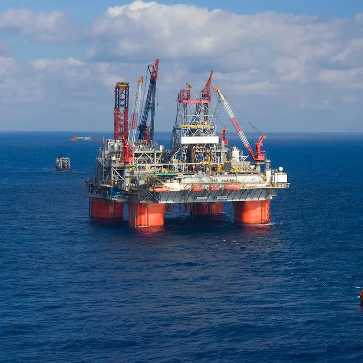 Brent cai 2,69% após retomada de produção de petróleo na Líbia