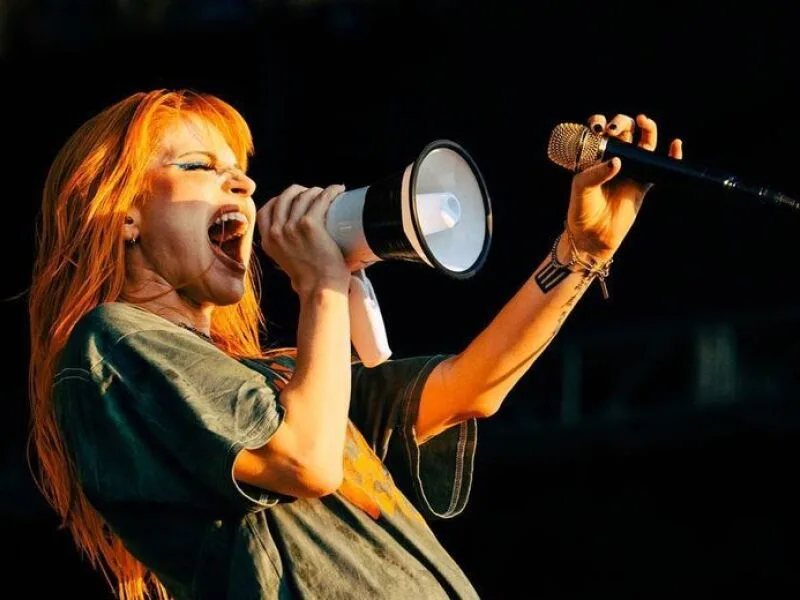 Hayley Williams publica mensagem após morte de Chad Gilbert