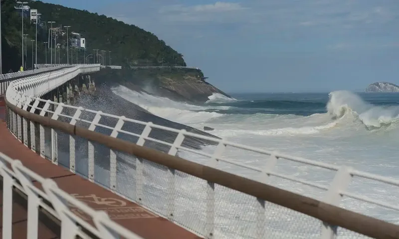 Ressaca interdita trecho da ciclovia Tim Maia no Rio de Janeiro