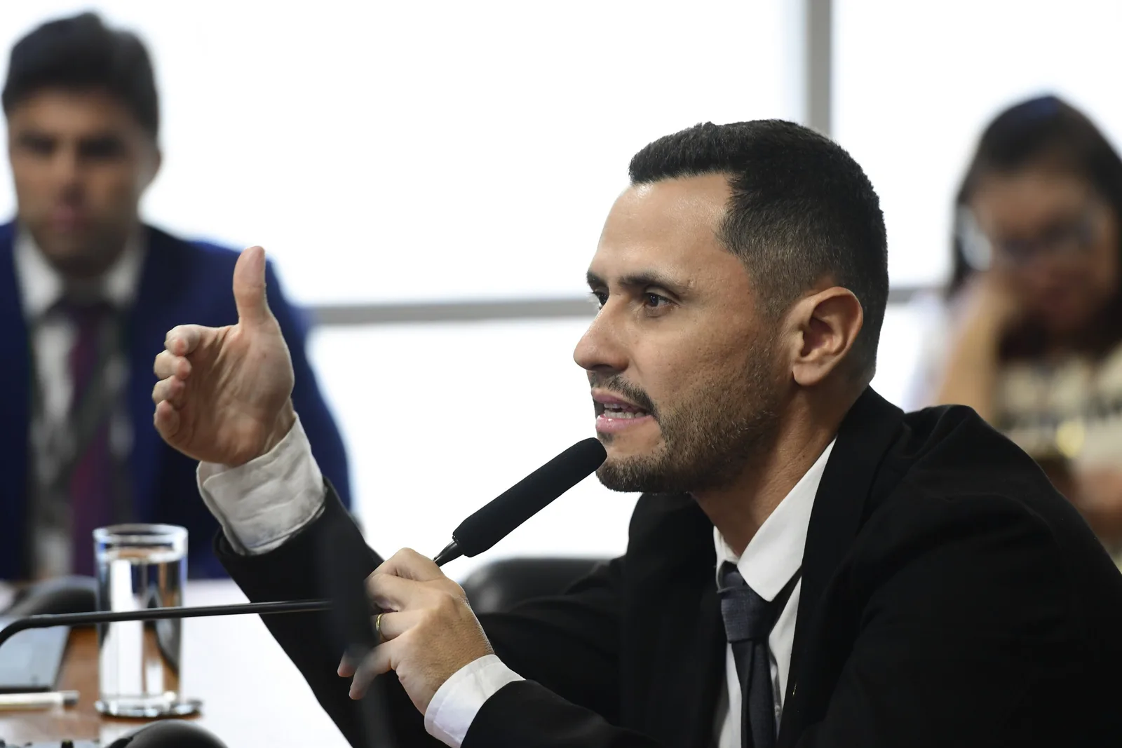 Escândalo do INSS expõe hipocrisia de Cleitinho