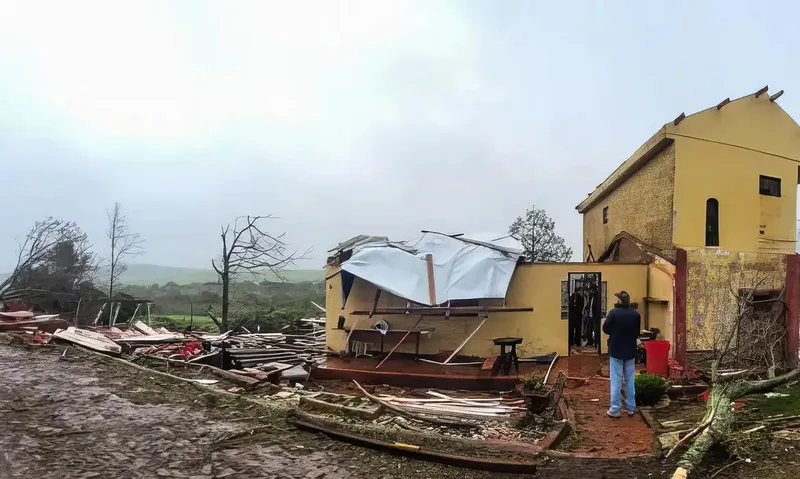 Alerta vermelho prevê tempestades e possível formação de ciclone no Sul
