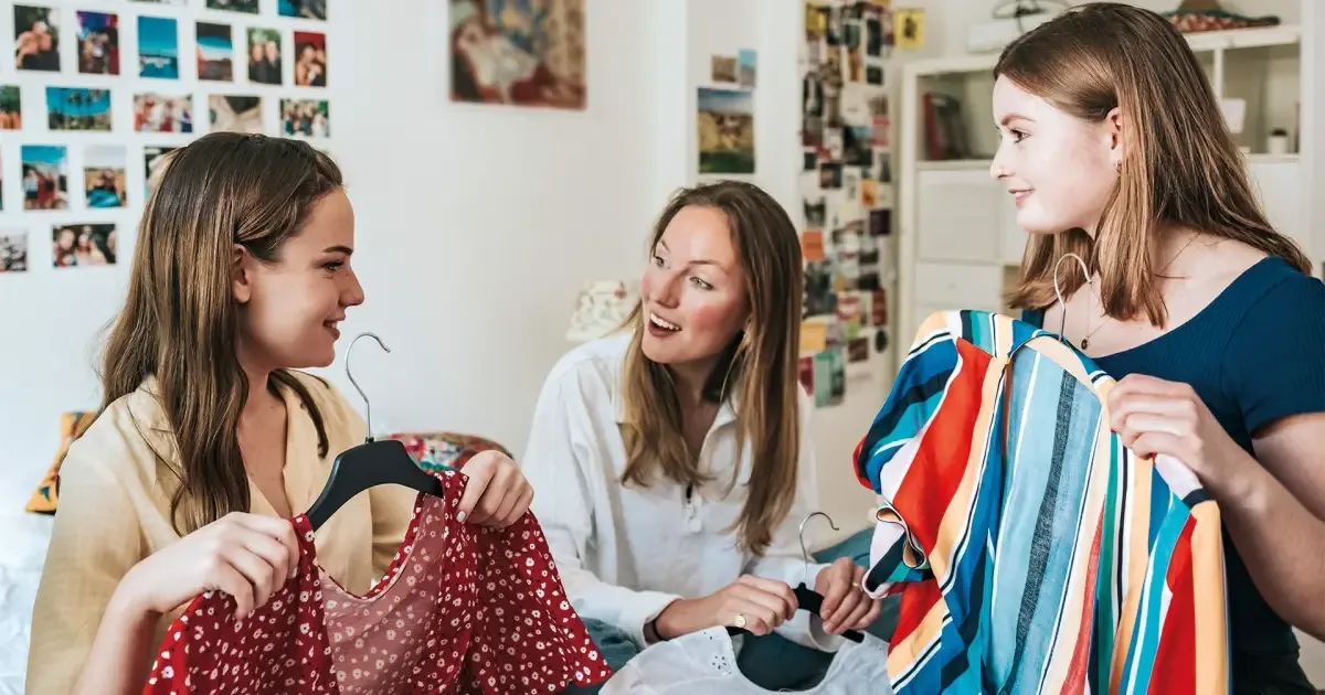 Roupas compartilhadas ganham espaço entre jovens e impulsionam consumo consciente