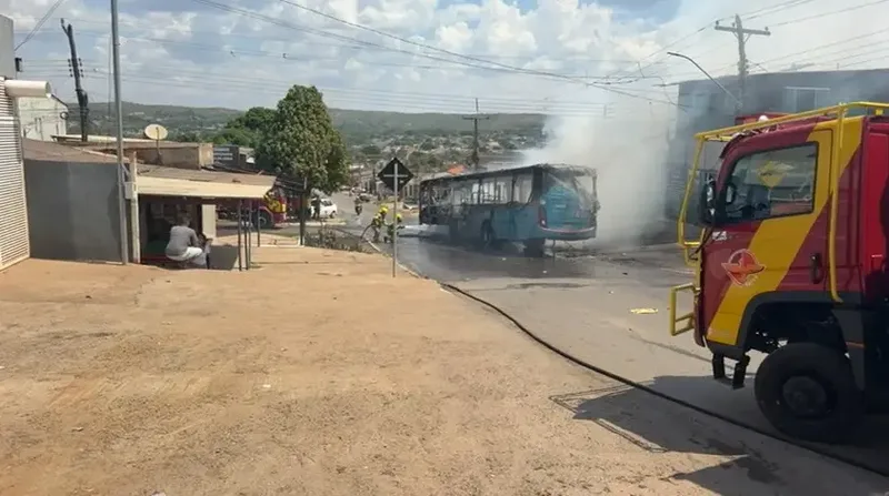 Ônibus pega fogo e deixa cabos de telecomunicações danificados em Santo Antônio do Descoberto