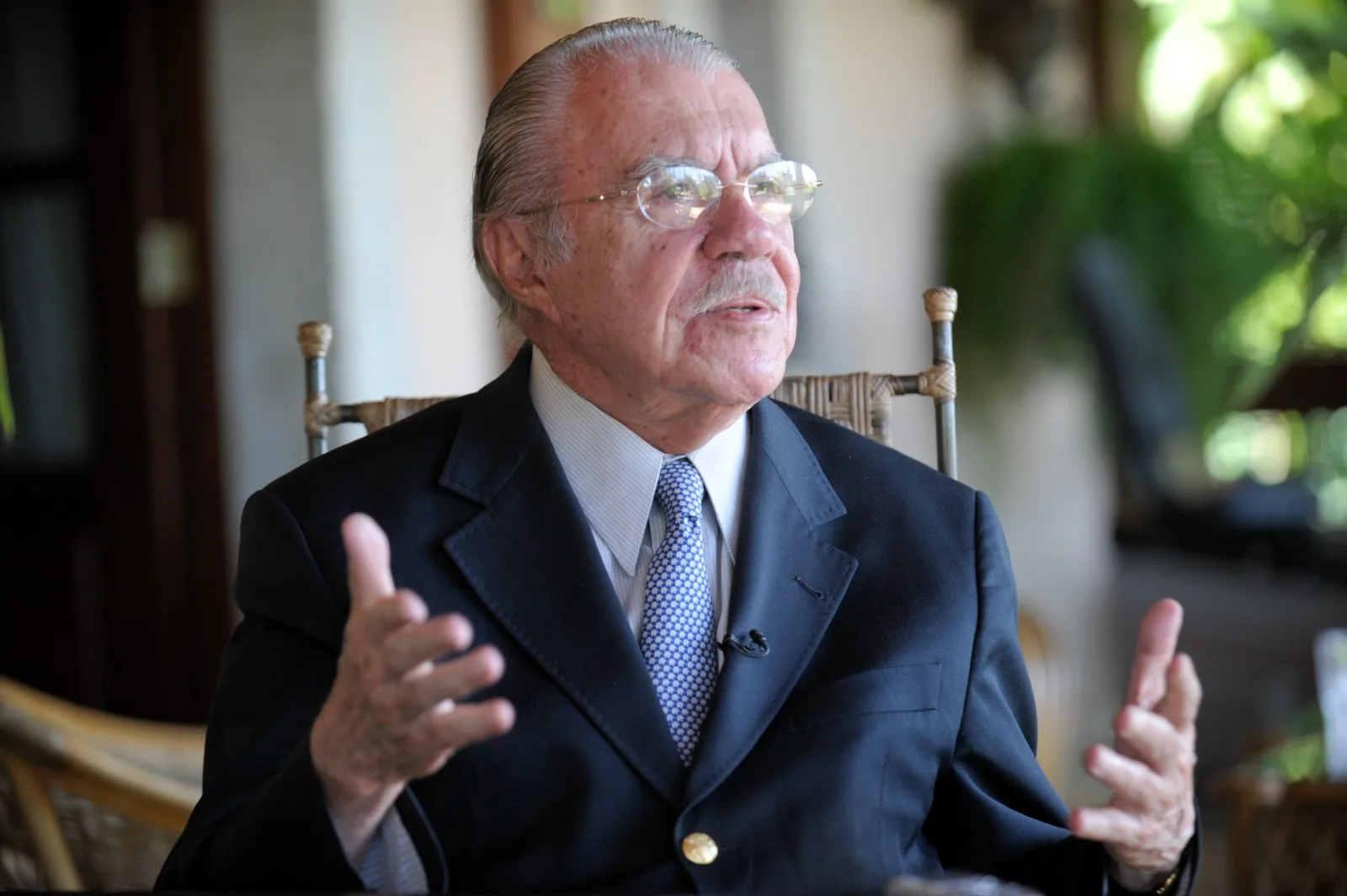 Sarney conclui tratamento hospitalar e terá cuidados em casa