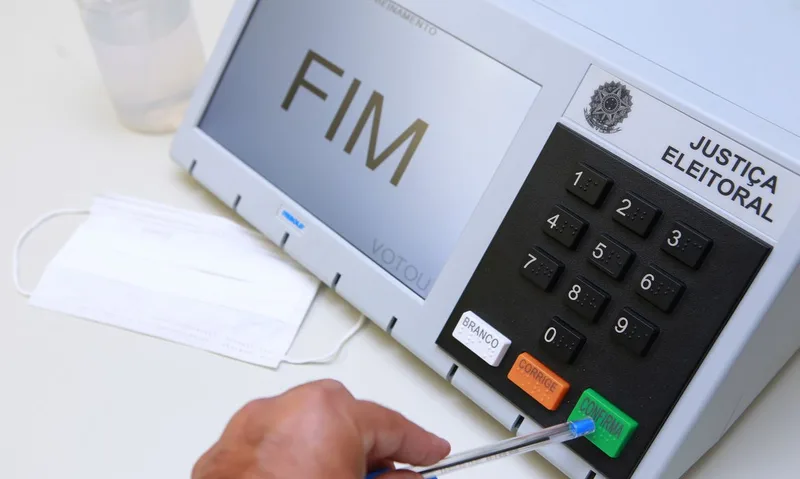 Fundo eleitoral de 2026 reacende debate sobre fusão de partidos e gastos públicos