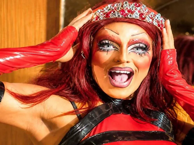 Curta recupera histórias de artistas da cena drag do Recife
