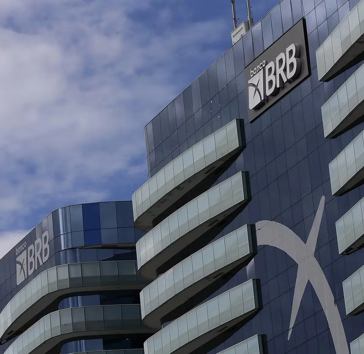 Governo do DF pede bloqueio e devolução de R$ 12,2 bilhões ao BRB