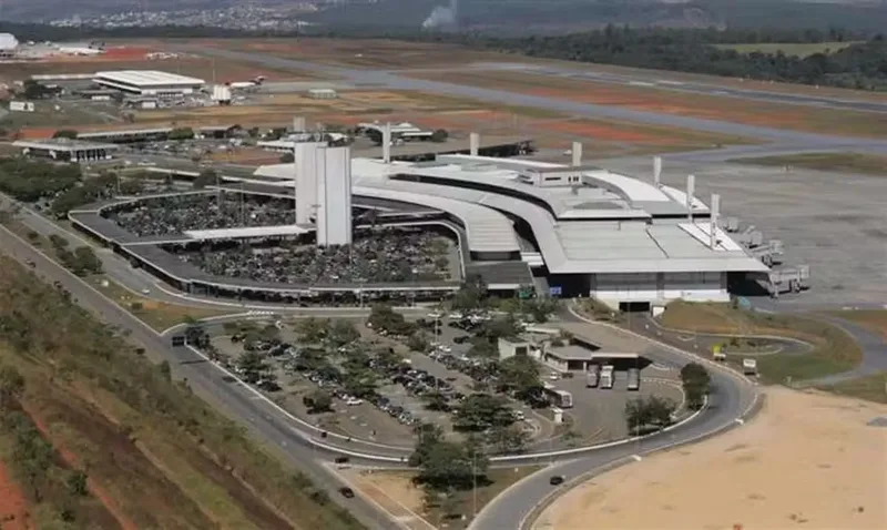 Buraco em pista afeta voos no Aeroporto de Confins neste sábado