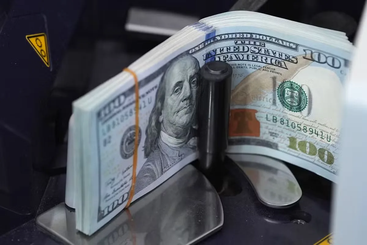Dólar cai após inflação surpreender no Brasil e nos Estados Unidos