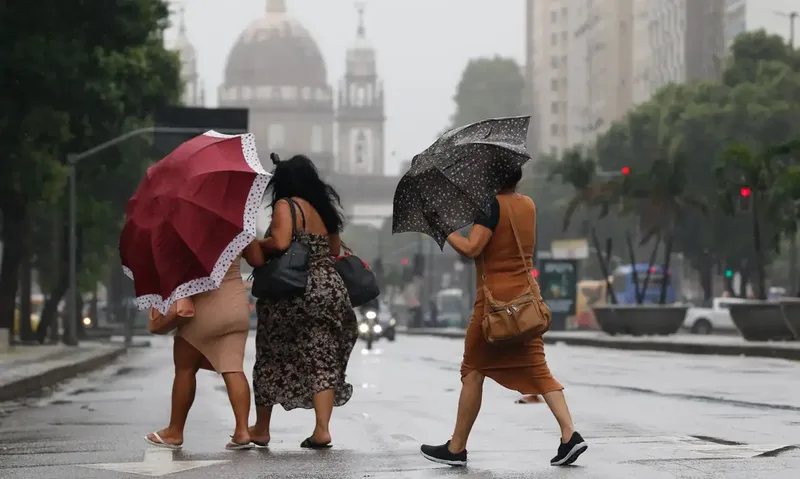 Alerta de tempestades inclui chuva acima de 100 mm e ventos de 100 km/h