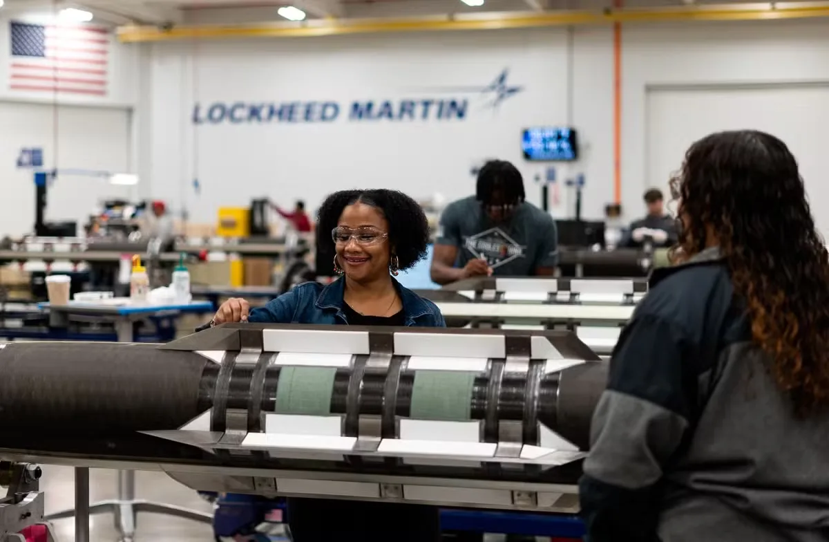 Lockheed Martin apresenta AIM-260 e assina acordo para ampliar produção