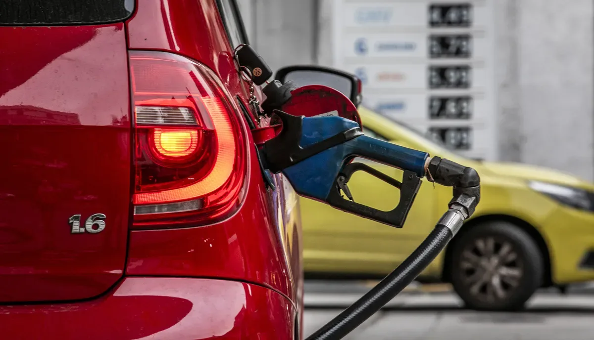 Petrobras reduz gasolina após subsídio; Light encerra recuperação judicial