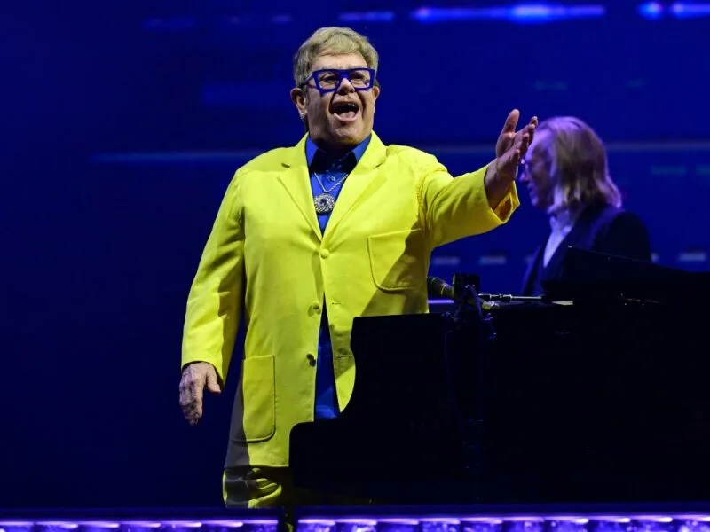 Elton John aposta em visual inspirado no Brasil no Rock in Rio 2026