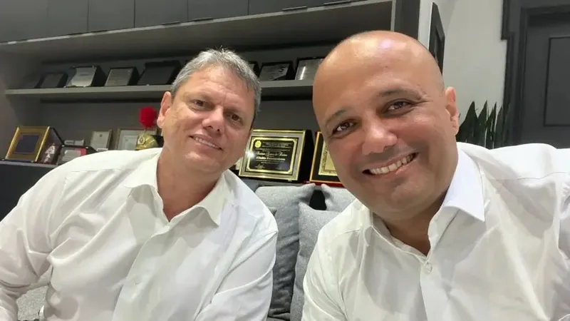 Vitor Hugo recebe apoio de Tarcísio na disputa por vaga na Câmara por Goiás