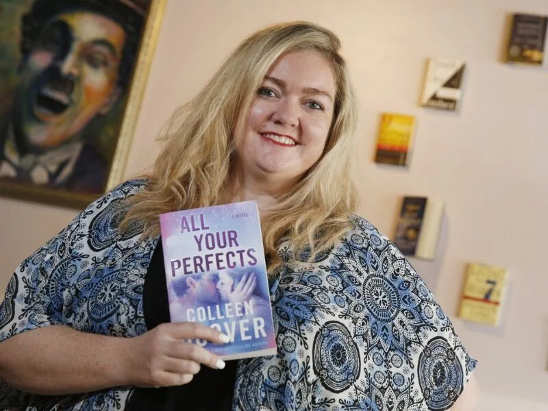 Colleen Hoover diz que câncer entrou em remissão após cirurgia e radioterapia