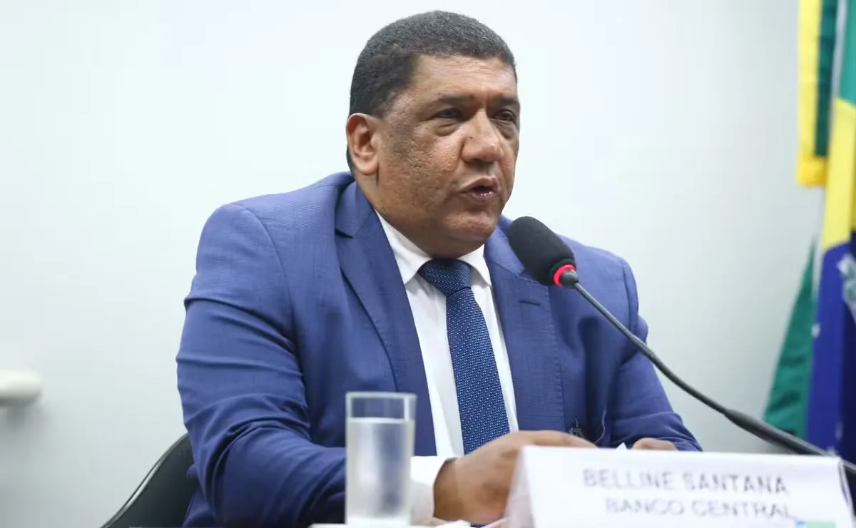 Ex-chefe do BC recebeu R$ 4 milhões em contratos com empresa ligada ao Master