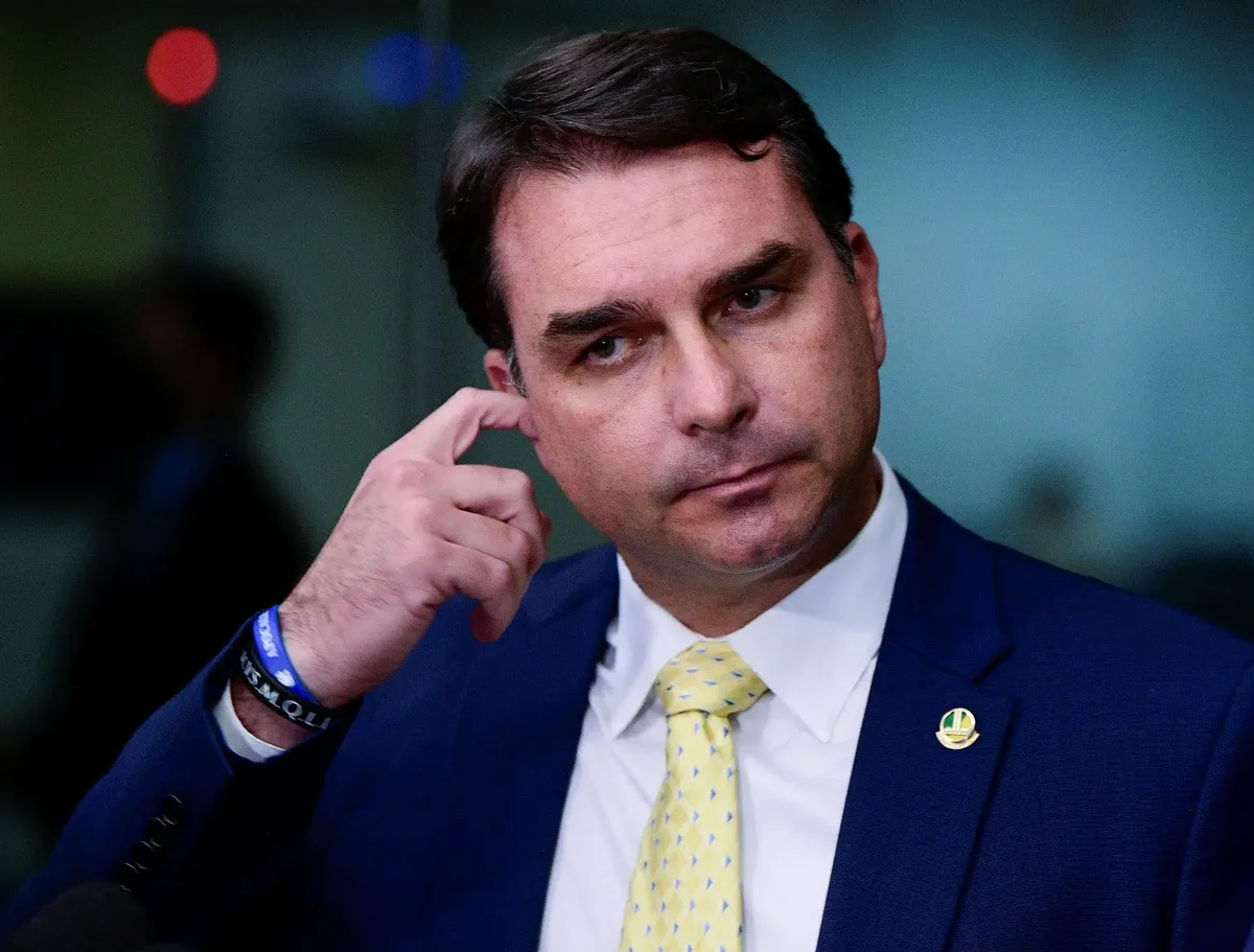 Flávio Bolsonaro não informa qual decisão do TSE motivou falta a debate
