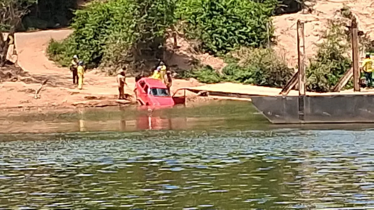 Carro vermelho cai no Rio das Almas e é retirado por populares