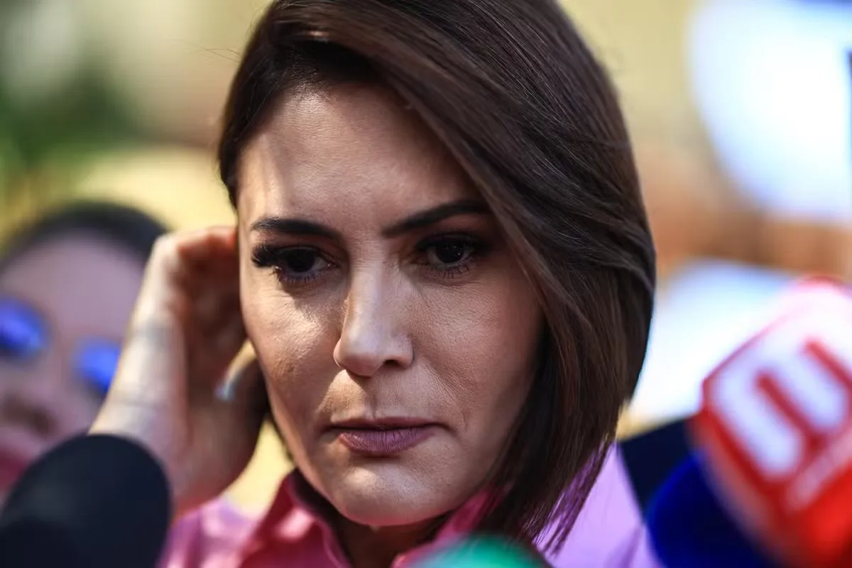 Rotina de Bolsonaro em prisão domiciliar impede Michelle de viajar, dizem aliados