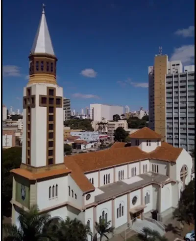 Catedral de Goiânia reúne devoção, alianças e uma dúvida sobre sua orientação