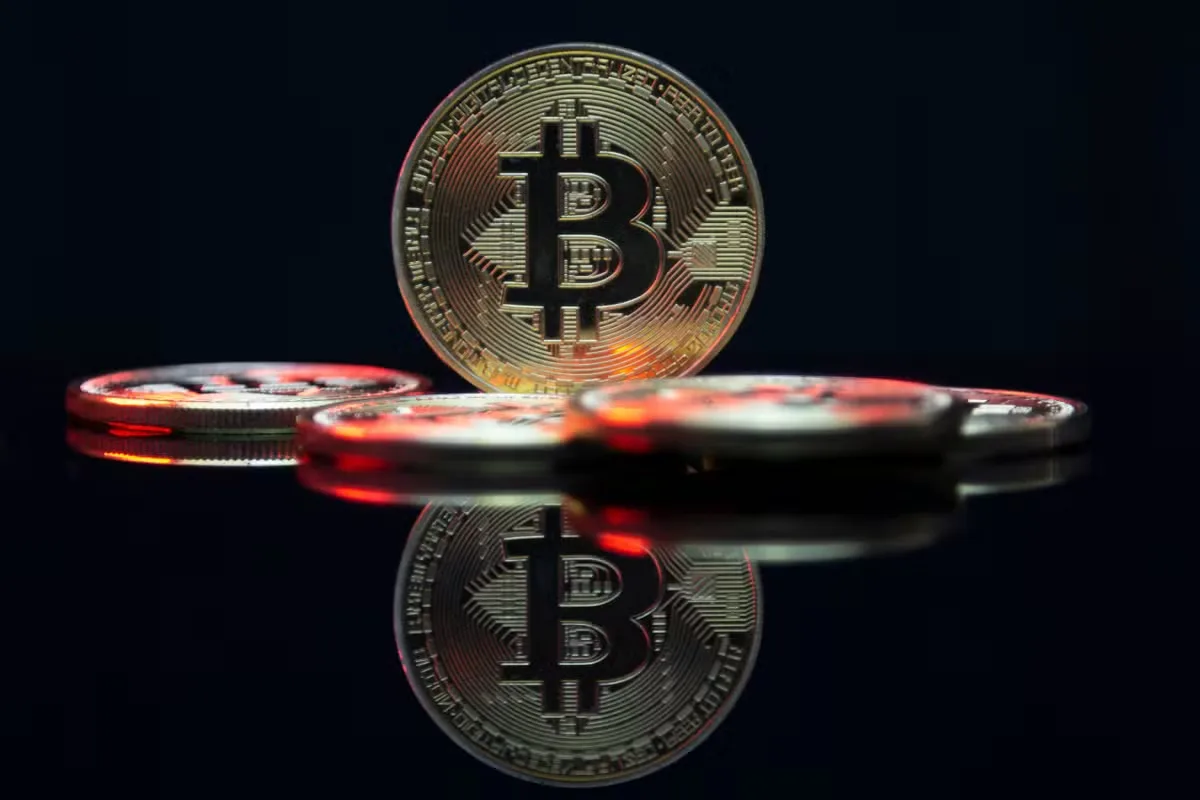 Bitcoin supera US$ 85 mil em alta puxada por mercados globais