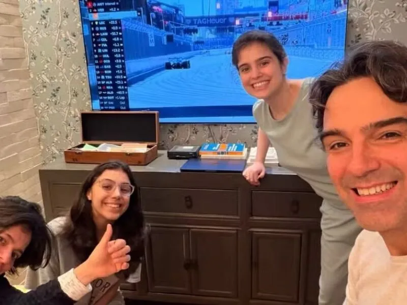 Tadeu Schmidt recorda viagem à Fórmula 1 no nascimento da filha