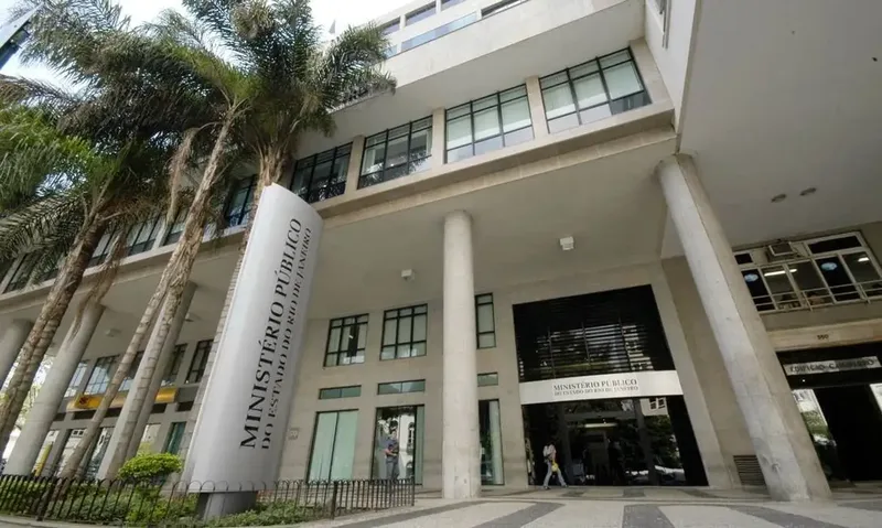 Policiais civis são presos por suspeita de extorsão contra empresas em São Gonçalo