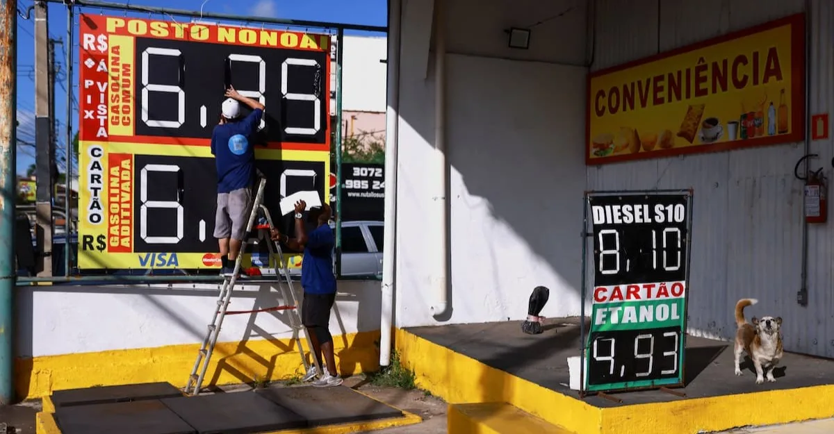 Petrobras redefine preço da gasolina A para distribuidoras após revisão