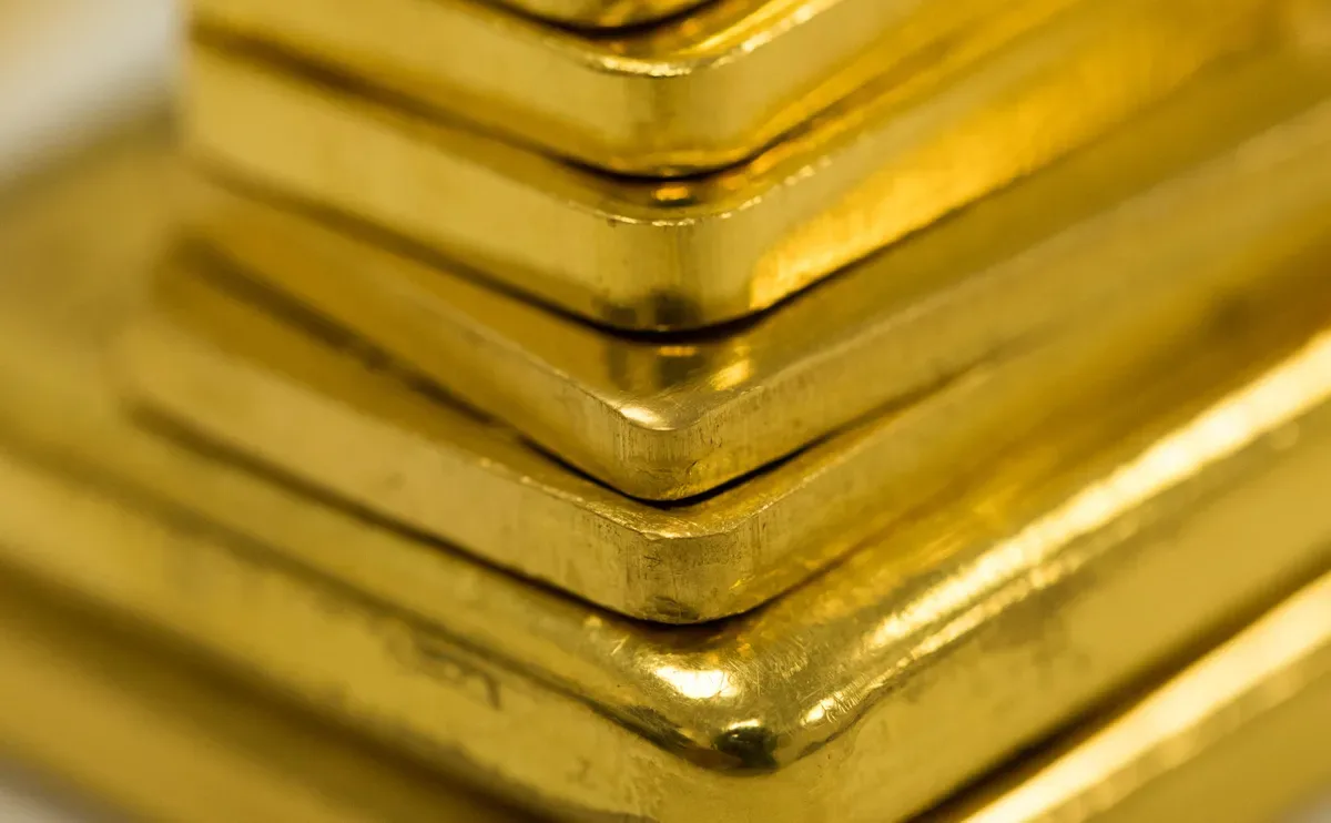 Ouro recua com petróleo mais caro e maior chance de juros altos nos EUA