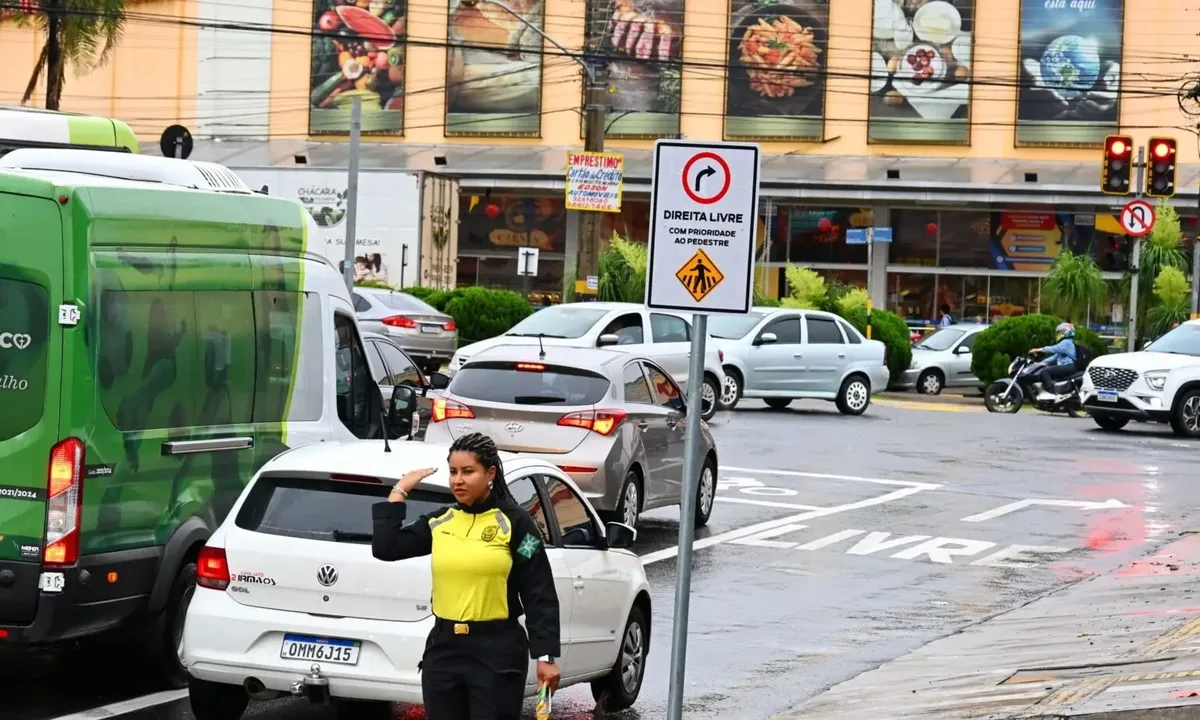 Goiânia amplia sinalização para conversão à direita no vermelho