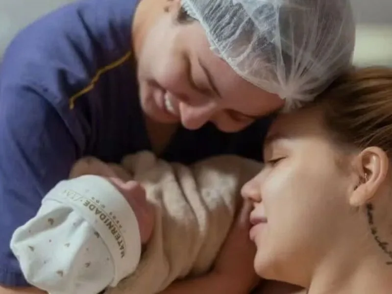Mari Fernandez e Júlia Ribeiro celebram nascimento da filha Isabela