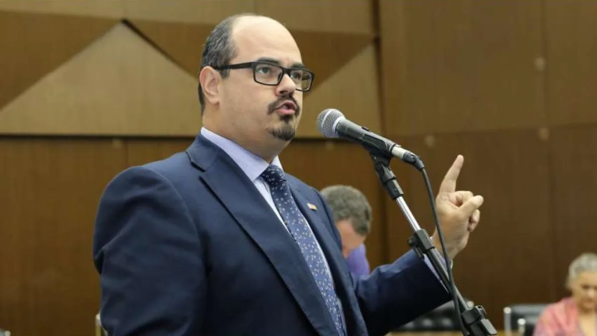 Mateus Simões critica alianças de Cleitinho e cita investigado no caso do INSS  |  Vero Notícias