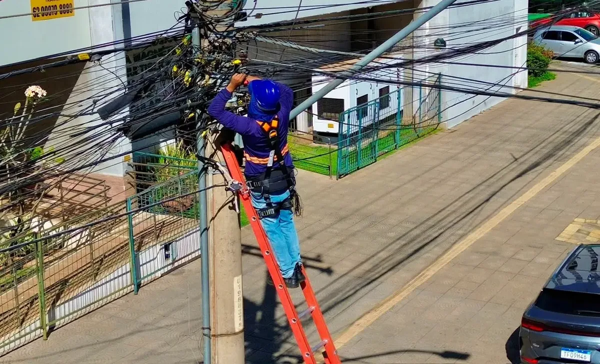 Operação remove 203 toneladas de fios irregulares em Goiânia