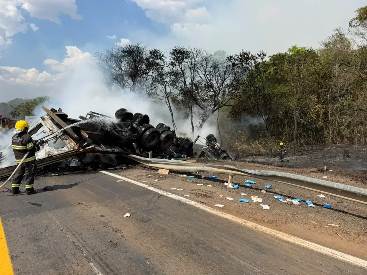 Incêndio em caminhão mobiliza bombeiros e interdita trecho da BR-153 em Goiás