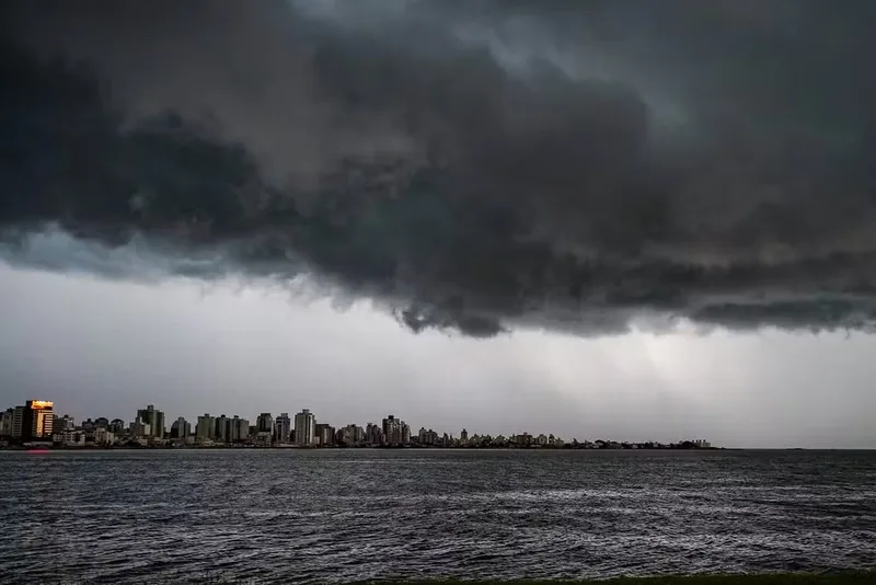Inmet prevê temporais e granizo com avanço de frente fria pelo país