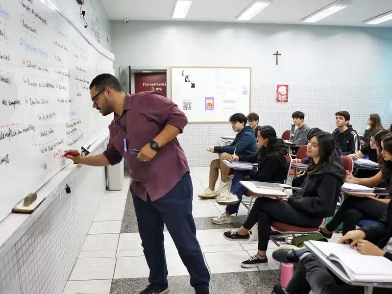 Temporários já são 43,4% dos professores do ensino médio público